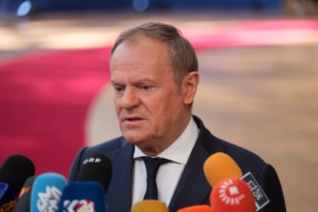 Imagem colorida mostra Donald Tusk, premiê da Polônia - Metrópoles