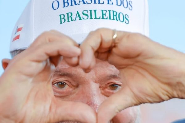 Lula fazendo o sinal de coração -- Metrópoles