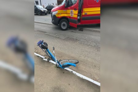 IMAGEM COLORIDA DE BICICLETA APÓS ATROPELAMENTO - METRÓPOLES