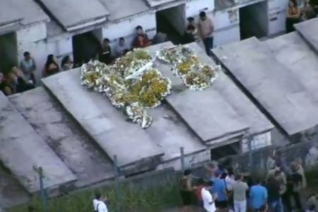 Imagem colorida mostra vista aérea do cemitério de Cajamar, na Grande São Paulo, onde o corpo da jovem Vitória Regina foi enterrado - Metrópoles