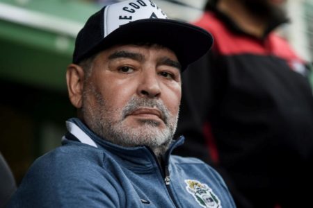Imagem colorida de Maradona de boné - Metrópoles