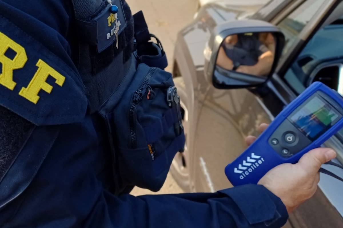 PRF realizando teste do bafômetro