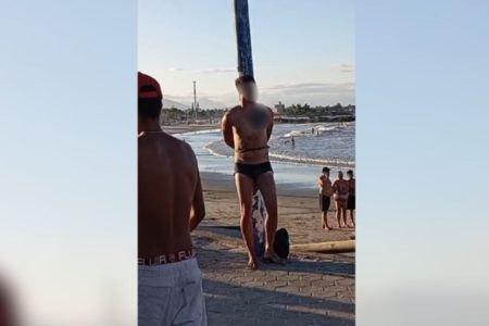 Homem amarrado em poste