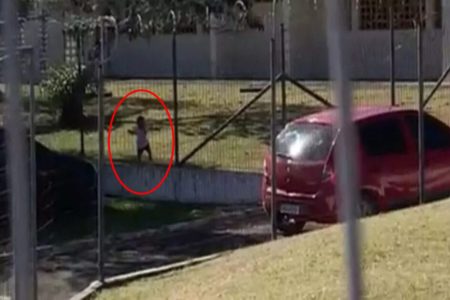 Imagem colorida de criança abandonada por professoras em escola de Santa Catarina - Metrópoles