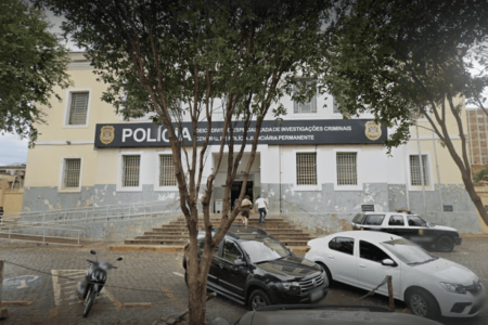 Imagem colorida da fachada de uma delegacia da Polícia Civil de Ribeirão Preto - Metrópoles