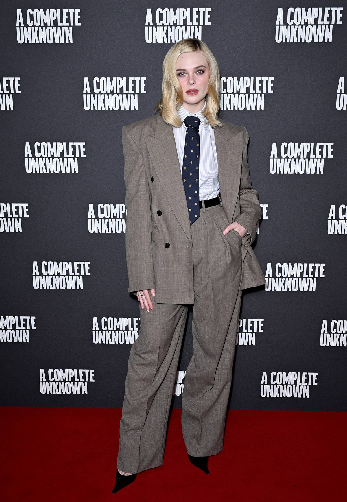 Elle Fanning de costume e gravata - Metrópoles