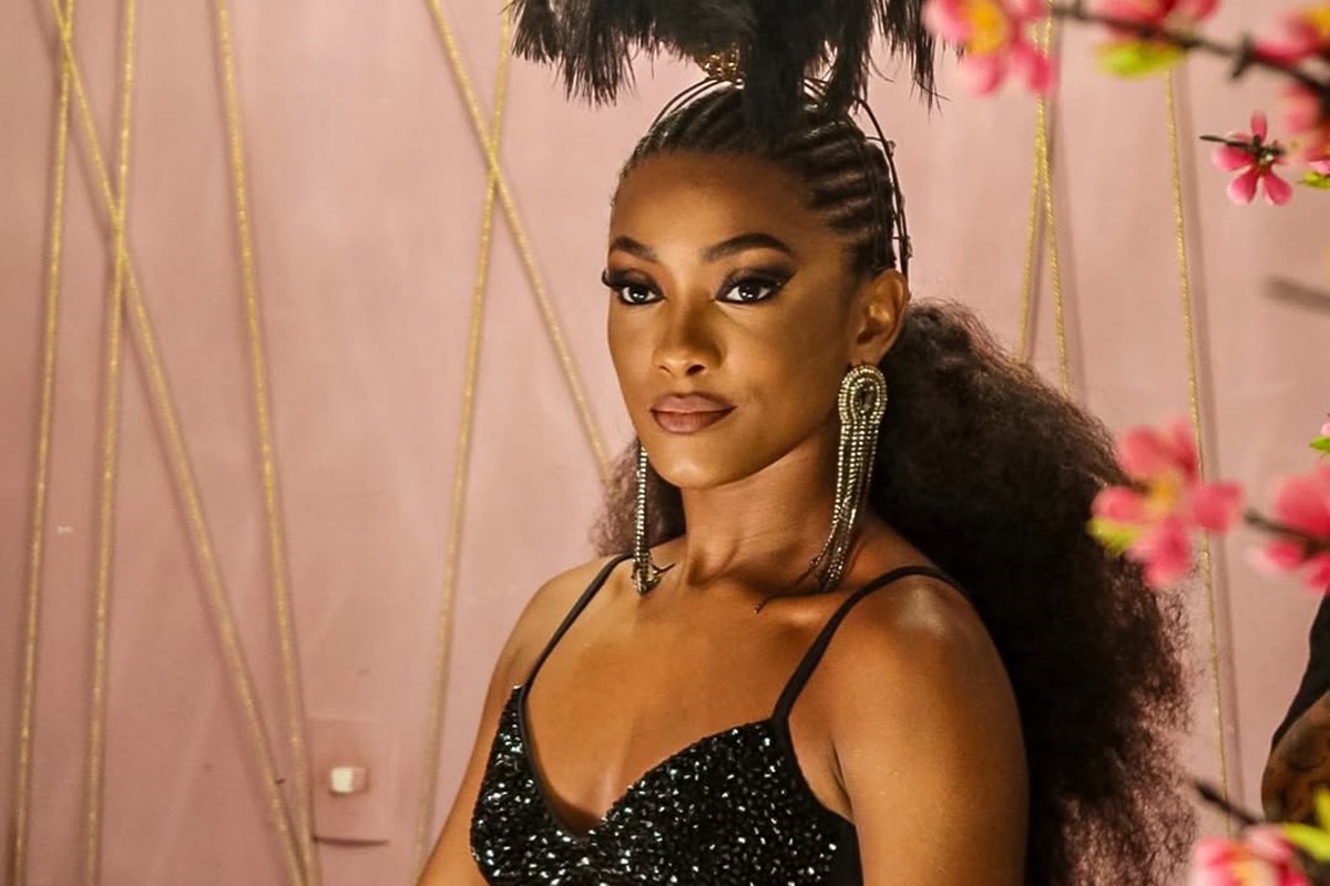 Erika Januza anuncia despedida da Viradouro e vai às lágrimas - Metrópoles