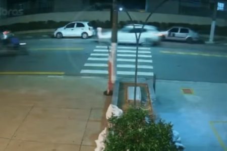 Imagem colorida mostra carro de luxo atropelando uma jovem de 17 anos em Osasco, na Grande São Paulo - Metrópoles