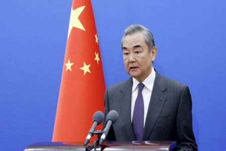 IMAGEM COLORIDA DE CHANCELER CHINÊS WANG YI - METRÓPOLES