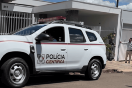 Imagem colorida de uma viatura da Polícia Científica em frente a casa da vítima - Metrópoles