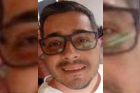 homem branco de óculos, com barba por fazer, e cabelo curto escuro - Metrópoles