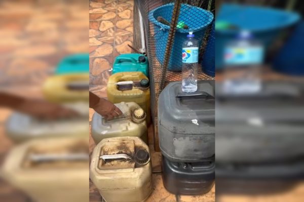 Imagem colorida de galões de diversas cores postos sobre um chão marrom