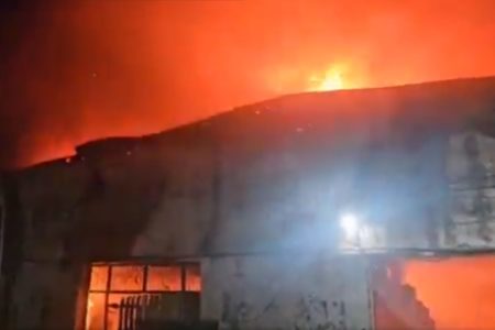 Incêndio de grandes proporções atinge galpão no Rio - Metrópoles
