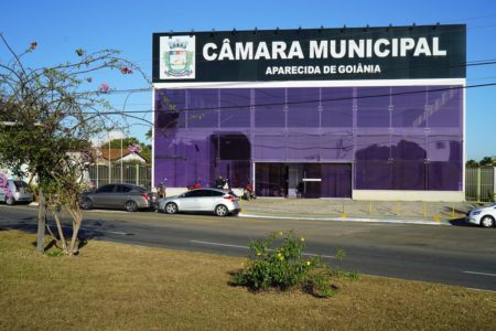 Imagem colorida da fachada da Câmara Municipal de Aparecida de Goiânia