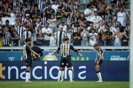 Foto colorida do elenco do Atlético-MG comemorando o gol de Rony - Metrópoles