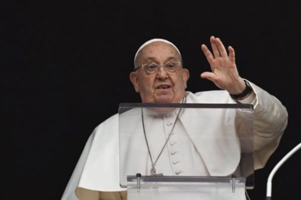 Imagem colorida de papa Francisco - Metrópoles