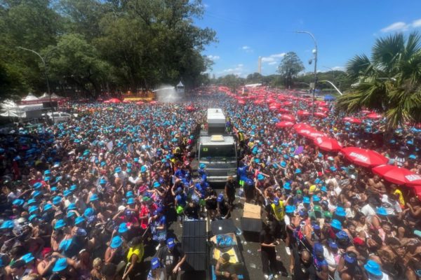 Leo Santana se apresenta no bloco Vem com o Gigante no Ibirapuera - Metrópoles