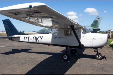 Imagens coloridas mostram avião branco, com asas sobre a cabine do piloto, na cor branca, prefixo PT-AKY