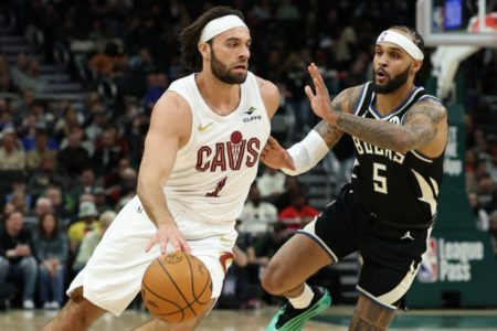 Imagem colorida da partida entre Cavaliers e Bucks - Metrópoles