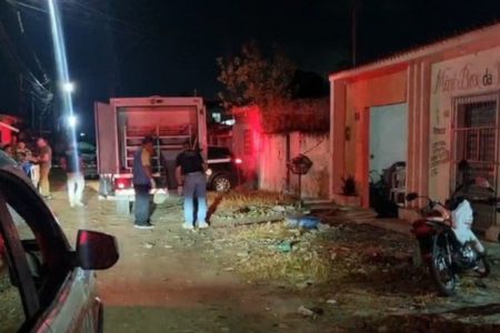 Imagem colorida de local do crime onde homem se despediu de amigos, foi esfaqueado e morreu, em João Pessoa (PB) - Metrópoles