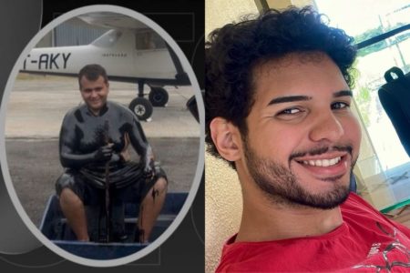 Imagem colorida de dois homens vítimas de acidente aéreo em SP