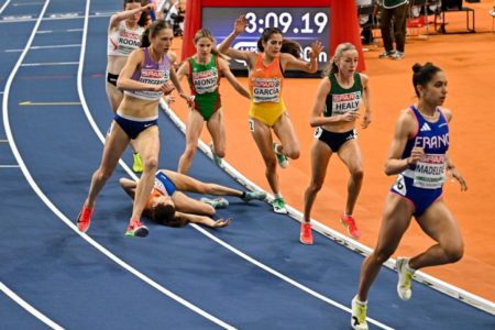 Imagem colorida de corredora que caiu durante prova de atletismo na Europa- Metrópoles