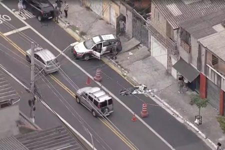 A Polícia Civil investiga o homicídio ocorrido na madrugada desta segunda-feira. A mulher com o saco na cabeça ainda não foi identificada - Metrópoles