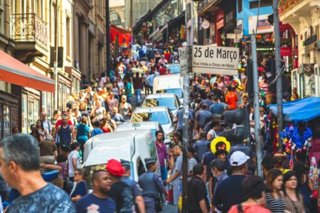 Imagem de aglomeração na Rua 25 de Março, um dos principais centros do comércio de São Paulo - Metrópoles