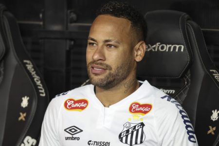 Foto colorida de Neymar, no banco de reservas, durante jogo contra o Corinthians