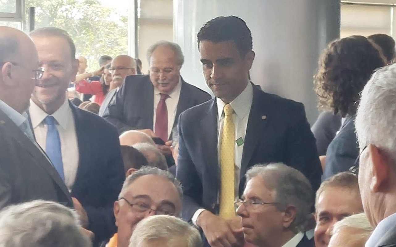 Ex-prefeito Edinho Silva (PT) e prefeito de Maceió, JHC (PL), na posse de Gleisi Hoffmann e Alexandre Padilha no Planalto