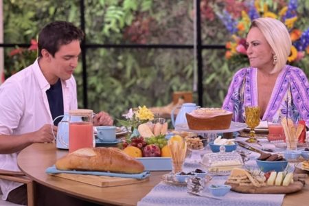 Foto colorida. Ana Maria Braga tomando café da manhã com Alessandro Jodar - Metrópoles