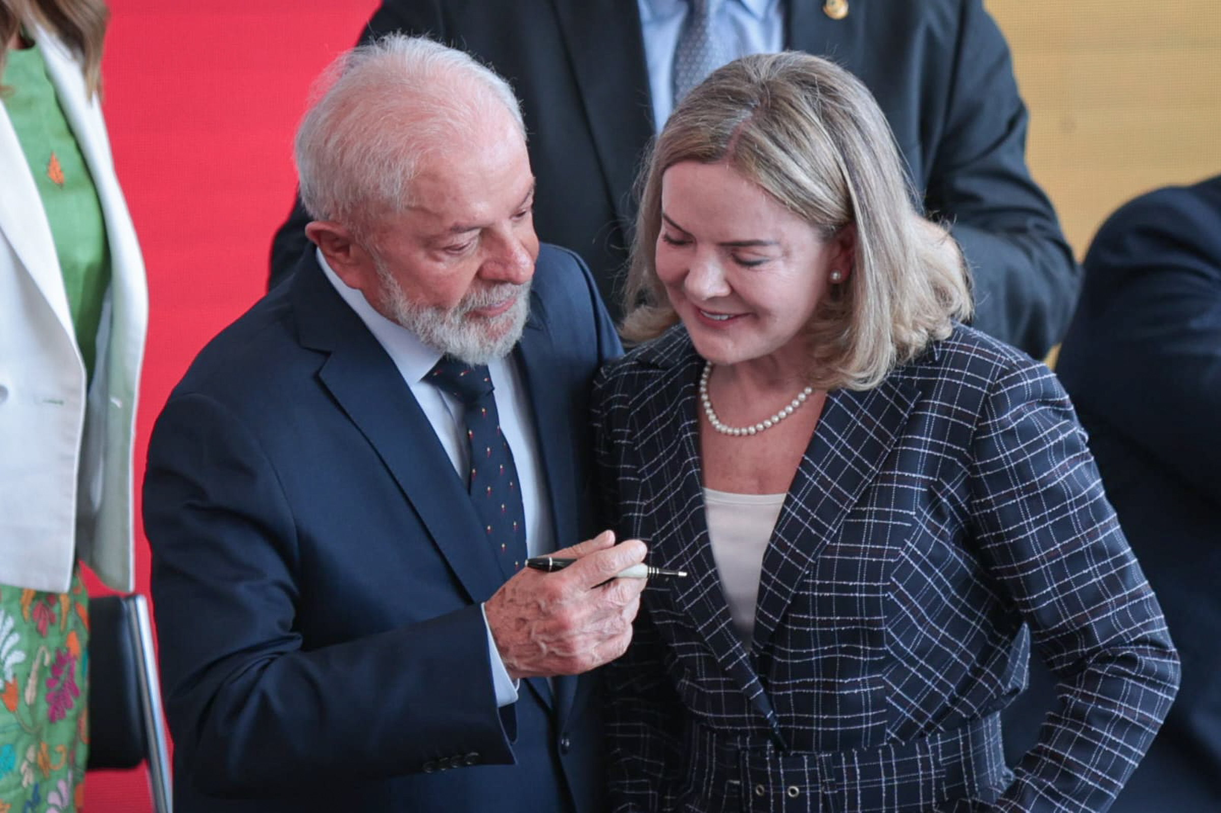 Ex-presidente do PT, Gleisi Hoffmann toma posse como ministra de Relações Institucionais do governo Lula Metrópoles