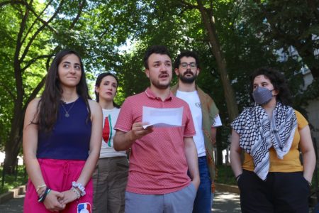 Imagem colorida mostra estudante preso nos EUA - Metrópoles