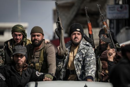Imagem colorida mostra combatentes na Síria - Metrópoles