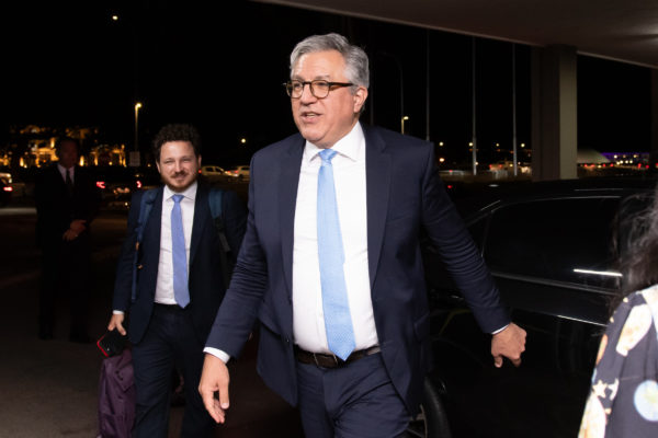 Ministro da Saúde, Alexandre Padilha, chega à sede do ministério após tomar posse no Palácio do Planalto - Metrópoles