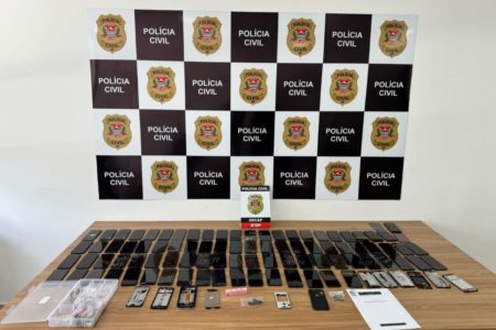 Imagem colorida mostra celulares apreendidos pela polícia na Operação Big Mobile, em São Paulo - Metrópoles