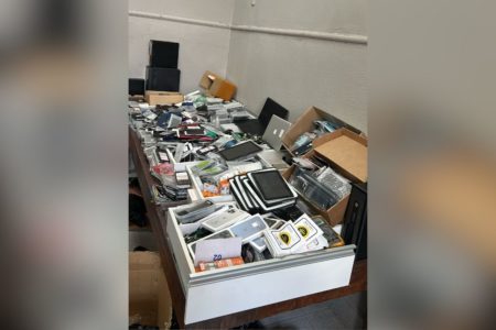 Imagem colorida mostra celulares apreendidos pela polícia na Operação Big Mobile, em São Paulo - Metrópoles