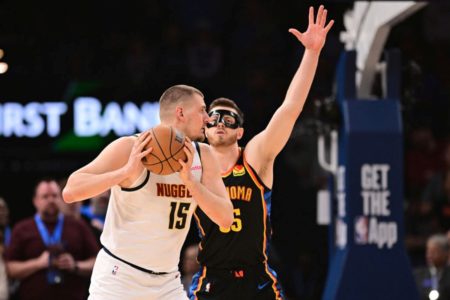 Imagem colorida de Nikola Jokic durante partida - Met´ropoles