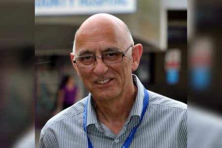 Dave Chuter, de 71 anos. ele descobriu ter câncer de esôfago após atribuir sintomas a estresse. Metrópoles