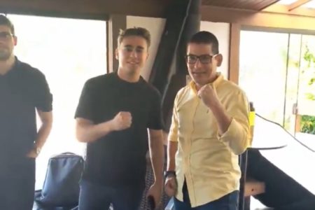 Imagem colorida de Nikolas Ferreira com crítico do ex-presidente Bolsonaro - Metrópoles
