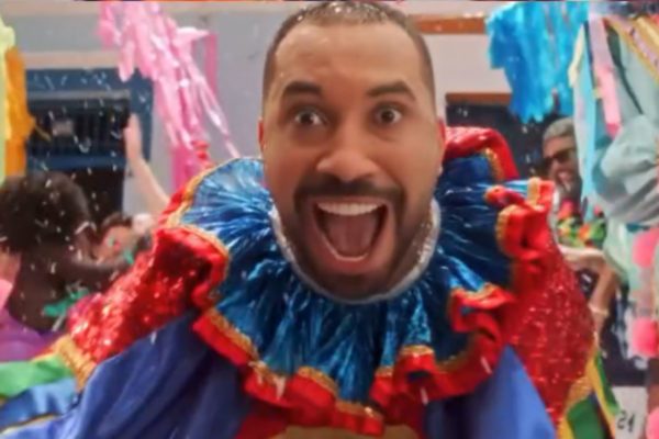 O ex-BBB Gil do Vigor em peça de propaganda para o Carnaval de Pernambuco.
