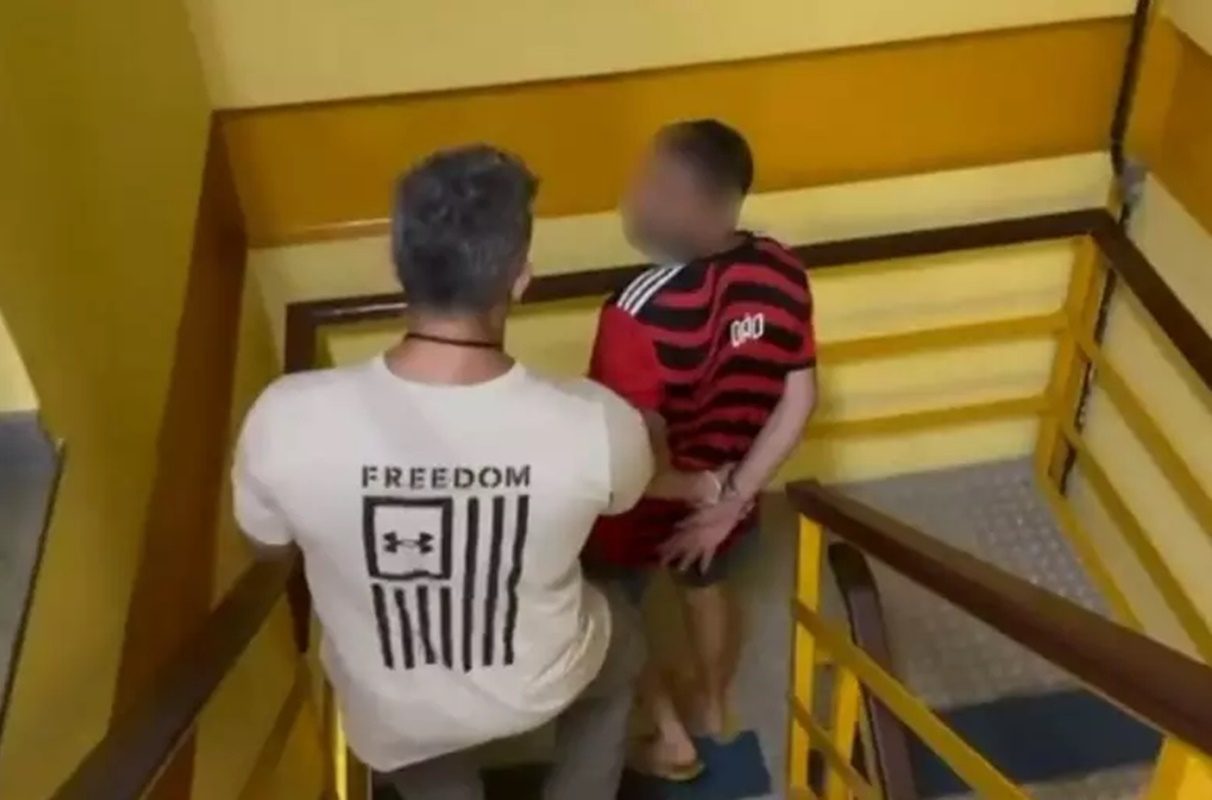 Homem sendo preso
