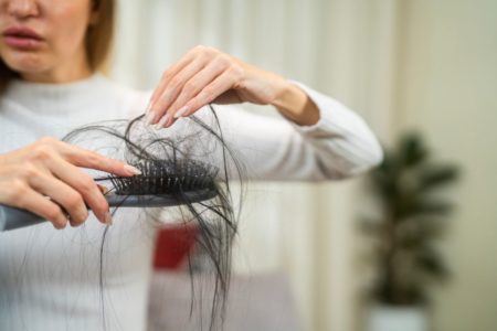 mulher morena com queda de cabelo