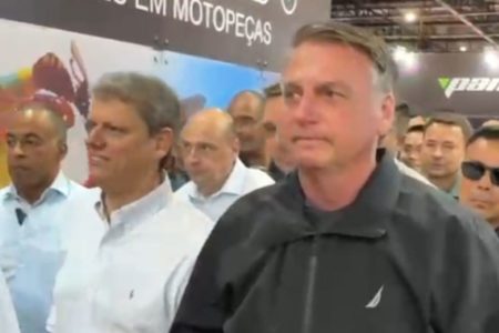 Foto colorida de Jair Bolsonaro ao lado de Tarcísio de Freitas - Metrópoles