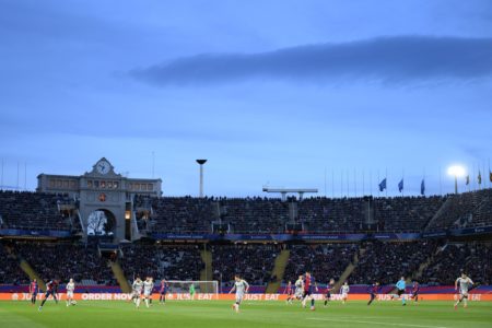 Imagem colorida de pôr do sol em Barcelona e Benfica - Metrópoles