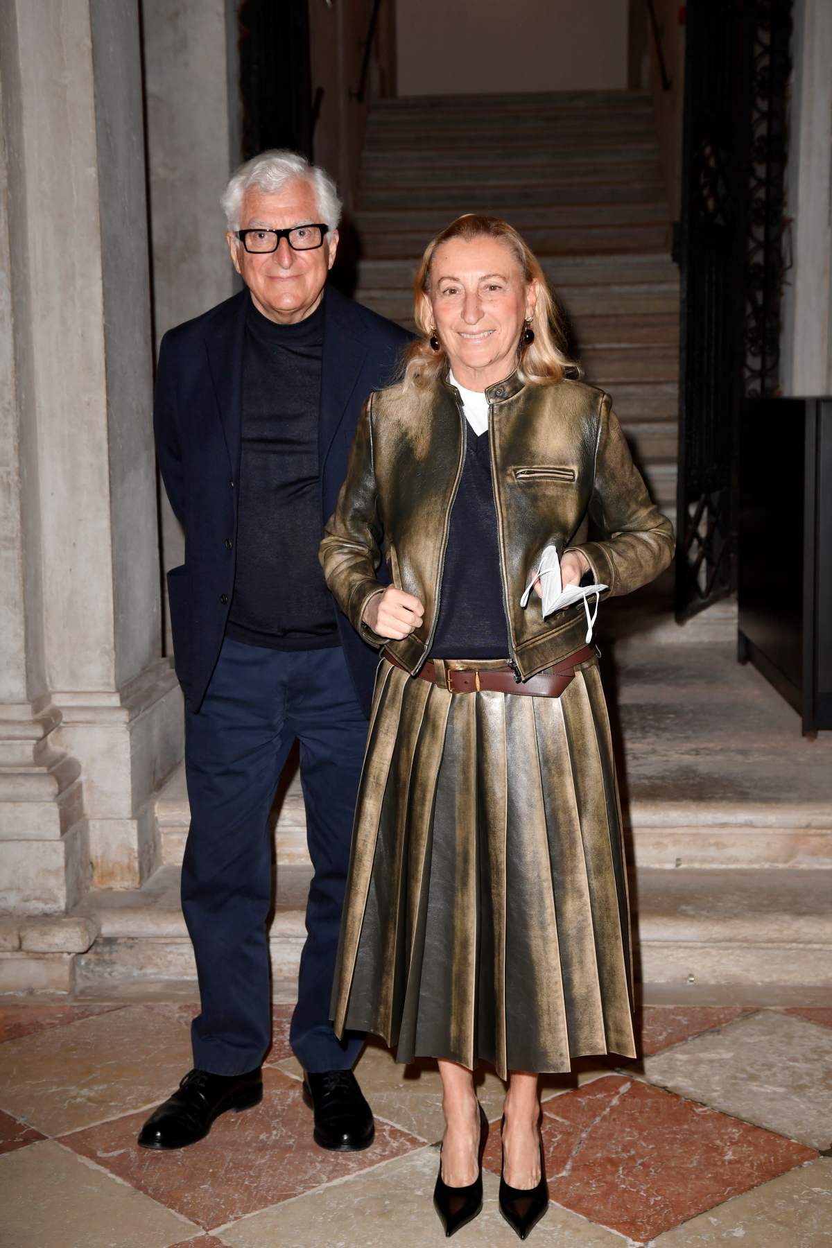 A imagem mostra Miuccia Prada e seu esposo Patrizio Bertelli juntos