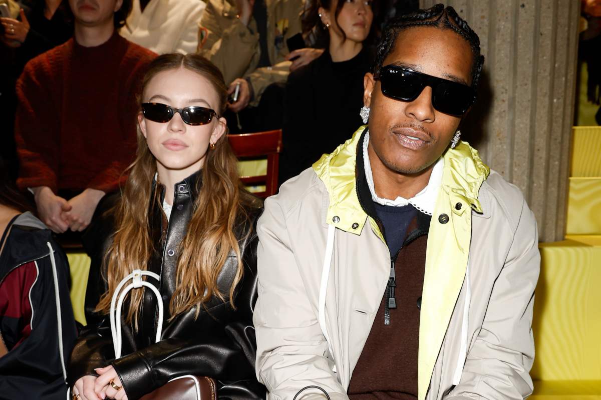 A imagem mostra Asap rocky e Sydney Sweeney juntos no desfile