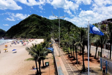 Imagem colorida de praia no litoral de SP