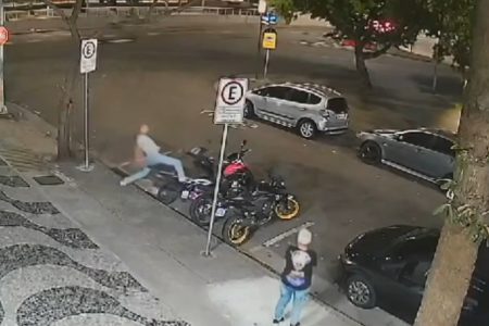 Homem chutando moto
