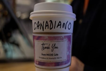 Imagem colorida de cafeteria vendendo Café Canadiano - Metrópoles